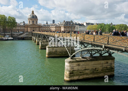 Pont de Artes Fußgängerbrücke über die Seine, des Institut de France. Paris, Frankreich. Stockfoto