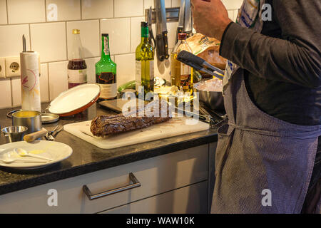 Kochen ein Reh in der Küche zu Hause für Weihnachten Stockfoto