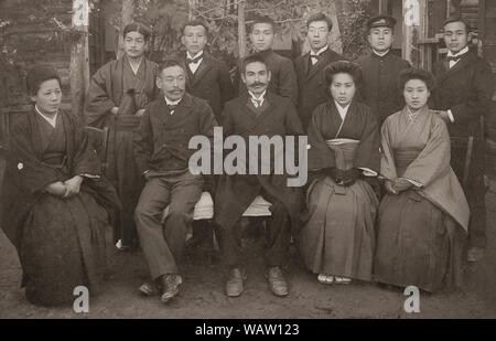 [1890s Japan-Gruppe Porträt des japanischen Lehrer und Schüler] - Schüler, Studenten und Lehrer in Nagoya. 20. Jahrhundert vintage Silbergelatineabzug. Stockfoto