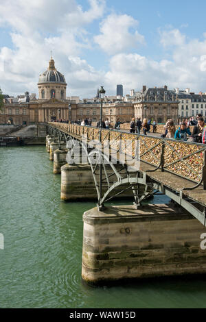 Pont de Artes Fußgängerbrücke über die Seine, des Institut de France. Paris, Frankreich. Stockfoto