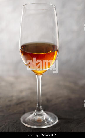 Glas amontilliado Sherry auf einem Holzbrett Stockfoto