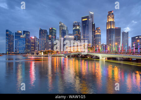 Singapur 27. Januar 2019: mit Blick auf die Esplanade Bridge und die Skyline von Downtown Stockfoto