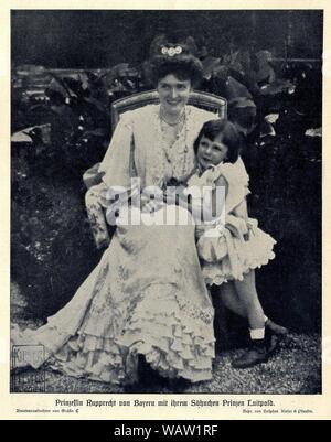 Herzogin Marie Gabrielle in Bayern mit ihrem Sohn Luitpold, C. 1904. Stockfoto