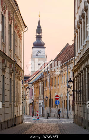 Trnava, Slowakei - 9. April 2019: City Tower in der Altstadt von Trnava, Slowakei. Stockfoto