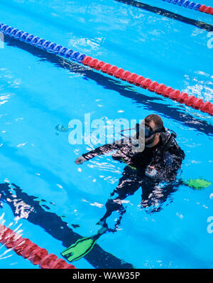 Scuba Diver mann Ausbildung in einem Pool. Stockfoto