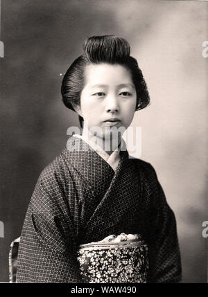 [1910s Japan - Japanische Frau im Kimono] - Porträt der jungen japanischen Frau im Kimono. 20. Jahrhundert vintage Silbergelatineabzug. Stockfoto