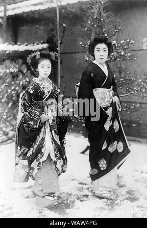 [1920s Japan - Japanische Maiko (Lehrling Geisha)] - Zwei maiko Pose im Schnee, Kyoto. 20. Jahrhundert vintage Silbergelatineabzug. Stockfoto