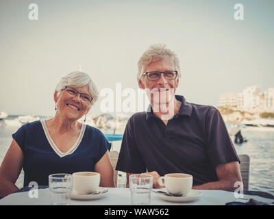 Rentnerehepaar genießen Kaffee auf ein Resort. Stockfoto