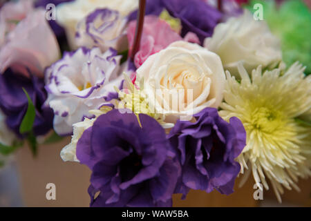 Weiß, Lila Rosen. Lila, weiß, gelb Blumen. Lila, weiß, gelb Flower Bouquet. Stockfoto
