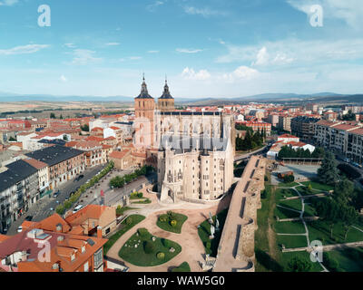 Anzeigen von Astorga Kathedrale und Bischofspalast von Gaudi Stockfoto