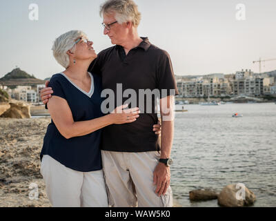 Rentnerehepaar genießen das Leben auf der Insel Gozo. Stockfoto