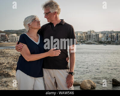 Rentnerehepaar genießen das Leben auf der Insel Gozo. Stockfoto