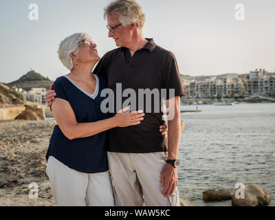 Rentnerehepaar genießen das Leben auf der Insel Gozo. Stockfoto