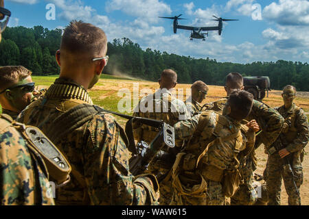 Marines an der grundlegenden Officer Kurs vorbereiten Board eine MV-22 B Osprey mit Marine Helicopter Squadron 1 an der Marine Corps Base Quantico, Virginia, 24. Juli 2019 an. Die grundlegenden Officer Kurs ist acht Monate lang und ist darauf ausgelegt, zu trainieren und zu erziehen neu in Betrieb genommene oder bestellten Beamten in den hohen Standards der beruflichen Kenntnisse, Esprit de Corps und Führung sie zum Dienst als Firma grade Offiziere in der Marine Corps vorbereiten, mit besonderem Schwerpunkt auf die Aufgaben, Zuständigkeiten und warfighting Kenntnisse eines Rifle platoon Commander. (US Marine Corps Foto von 2 Lt ist Stockfoto