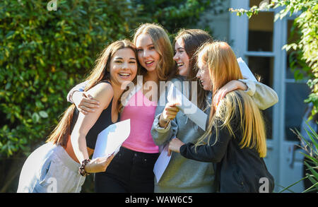 Lewes UK 22. August 2019 - Schüler der Lewes Old Grammar School in Sussex feiern heute ihre GCSE-Ergebnisse. Kredit : Simon Dack / Vervate / Alamy Live Nachrichten Stockfoto