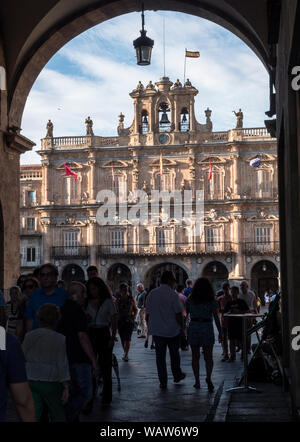 Salamanca, Spanien - 18. August 2019: Sonnenuntergang auf der Fassade des Barock von Salamanca Plaza Mayor im Zentrum von Salamanca, Spanien Stockfoto