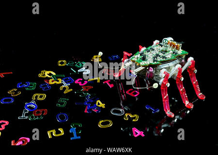 Elektronisches Spielzeug Bug Insekt mit Antennen mit elektrischen Platine auf es zurück und zerstreute Zahlen rund um es, konzeptionelle Bild Stockfoto