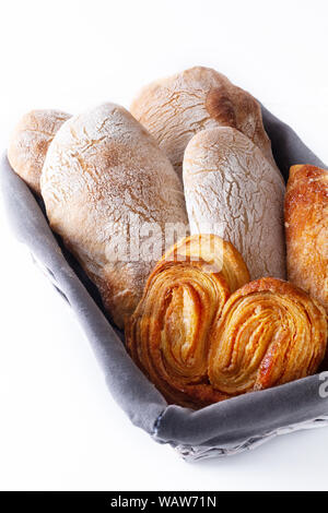 Essen Konzept hausgemachte Artisan im klassischen italienischen Stil Hefeteig Ciabatta Brot und Sortiment Blätterteig Torte in Brotkorb Stockfoto