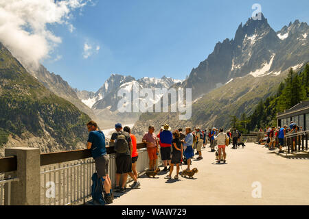 Touristen bewundern die Mer die Glace (Ice), einem Tal Gletscher des Mont Blanc Massiv in den französischen Alpen im Sommer, Montenvers, Chamonix, Frankreich Stockfoto