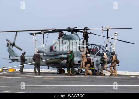 190815-N-NB 544-1081 Golf von Aden (Aug. 15, 2019) Marines Marine Medium Tiltrotor Squadron (VMM) 163 (Verstärkt) zugewiesen, brechen Sie eine AH-1Z Viper, während Flugbetrieb an Bord des amphibious Transport dock Schiff USS John Murtha (LPD S. 26). John Murtha Teil der Boxer Amphibious Ready Gruppe und 11 Marine Expeditionary Unit und ist in die USA 5 Flotte Bereich der Maßnahmen zur Unterstützung der Marine im Einsatz für die Stabilität und Sicherheit in der Region zu gewährleisten und verbindet das Mittelmeer und den Pazifischen Raum durch den Westlichen Indischen Ozean und drei strategische poi Choke Stockfoto