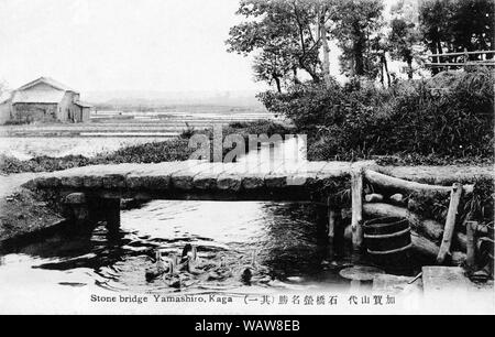 [1910s Japan - Einfache japanische Brücke aus Stein] - Steinerne Brücke in Yamashiro Onsen in Kaga Stadt, Präfektur Ishikawa. Während der Edo Periode (1603-1868), Kaga Stadt entwickelt als Tempel der Stadt, aber später verwandelte sich in einen beliebten Hot Spring Resort. 20. jahrhundert alte Ansichtskarte. Stockfoto