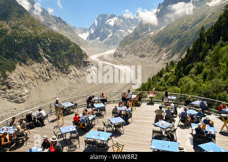 Touristen am outdoor Café Restaurant von montenvers mit herrlichem Blick auf das Mer de Glace, einem Tal Gletscher des Mont Blanc Massivs, Chamonix, Frankreich Stockfoto