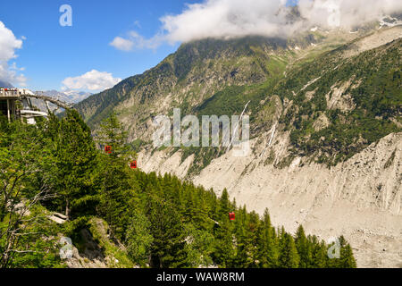 Blick auf die Seilbahn von montenvers Touristen aus dem Rack railway station in die Eishöhle und das Mer de Glace im Sommer, Chamonix, Frankreich Stockfoto