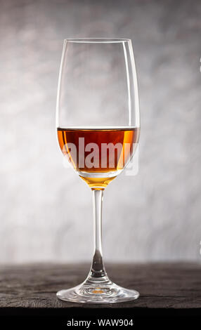 Glas amontilliado Sherry - Jerez Wein auf Holzbrett Stockfoto