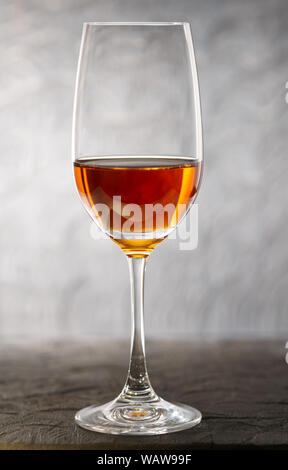 Glas amontilliado Sherry auf einem Holzbrett Stockfoto