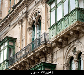 Fragment eines Gebäudes mit Fenstern und Balkons in maltesischen Barocke Architektur Stil Stockfoto