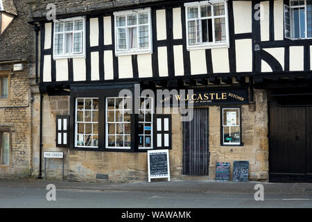 Ein Metzger shop in Northleach, Gloucestershire, England, Großbritannien Stockfoto