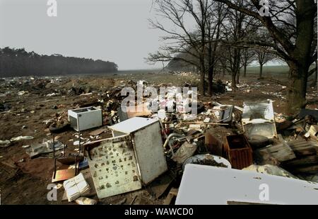 01. Januar 1990, Berlin, Brandenburg: Wilde Müllkippe in der Nähe von Blumberg, nördlich von Berlin. Beste Bildqualität, genaue Aufnahmedatum nicht bekannt. Foto: Paul Glaser/dpa-Zentralbild/ZB Stockfoto