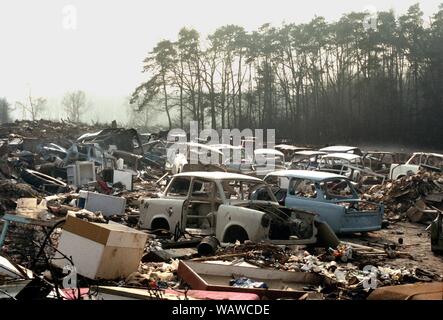 01. Januar 1990, Berlin, Brandenburg: Wilde Müllkippe in der Nähe von Blumberg, nördlich von Berlin. Beste Bildqualität, genaue Aufnahmedatum nicht bekannt. Foto: Paul Glaser/dpa-Zentralbild/ZB Stockfoto