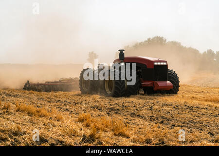 Autonome Traktor im Feld arbeiten. Smart Farming Konzept Stockfoto