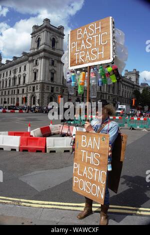 Demonstrator hält ein Plakat mit der Forderung nach Verbot von Kunststoff auf den Parliament Square, Westminster, London, UK Stockfoto