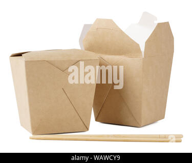 Zwei Kartons für Essen zum Mitnehmen und Essstäbchen auf weißem Hintergrund. Fast Food Delivery Konzept. Stockfoto