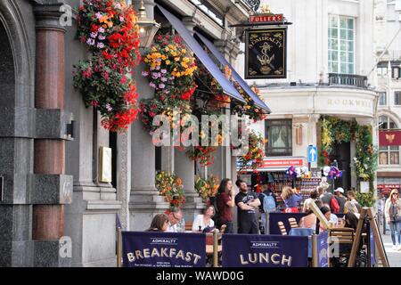 Kunden sitzen auf der Terrasse des Admiralty Pub am Trafalgar Square, London, UK Stockfoto