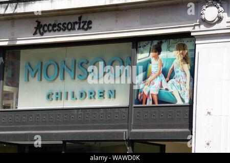 Zeichen über dem Monsun Shop in der Regent Street, London, UK Stockfoto