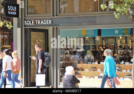 Eingang zum Einzelunternehmer Store in der Oxford Street, London, UK Stockfoto