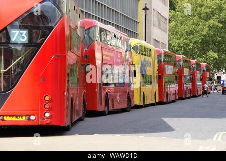 Sieben iconic Transport for London Doppeldeckerbusse in der Nähe von Oxford Street, London, UK warten Stockfoto