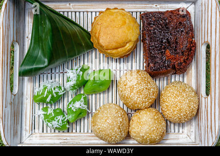 Fach mit traditionellen indonesischen Desserts: Onde - onde, Kue sus Bolu Karamel und klepon. Bali, Indonesien, Stockfoto