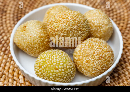 Onde - Onde (ondhe - ondhe), Reis Blume Kugeln beschichtet in Sesam mit grünen Bohnen Pulver oder schwarze klebrige Reis im Inneren. Traditionelle indonesische Dessert. Stockfoto