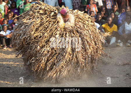 Traditionelle Nyau Tänzer mit Gesichtsmaske an einem Gule Wamkulu Zeremonie in abgelegenen Dorf in der Nähe von ntchisi. Malawi ist eines der ärmsten Länder der Welt. Stockfoto