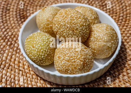 Onde - Onde (ondhe - ondhe), Reis Blume Kugeln beschichtet in Sesam mit grünen Bohnen Pulver oder schwarze klebrige Reis im Inneren. Traditionelle indonesische Dessert. Stockfoto