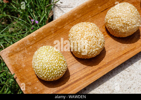 Onde - Onde (ondhe - ondhe), Reis Blume Kugeln beschichtet in Sesam mit grünen Bohnen Pulver oder schwarze klebrige Reis im Inneren. Traditionelle indonesische Dessert. Stockfoto