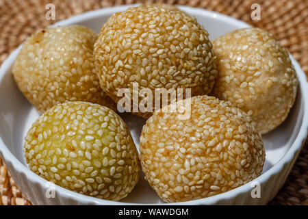 Onde - Onde (ondhe - ondhe), Reis Blume Kugeln beschichtet in Sesam mit grünen Bohnen Pulver oder schwarze klebrige Reis im Inneren. Traditionelle indonesische Dessert. Stockfoto