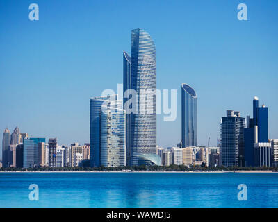 Schöne blaue Meer mit Abu Dhabi Skyline und modernen Gebäuden Stadtbild Blick von Marina Insel Stockfoto