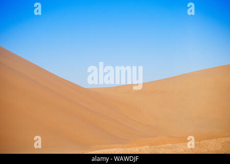 Leere exotischen sand Dünenlandschaft in Al Wathba Wüste unter Abendlicht mit klaren Himmel. Vase Landschaft in der Nähe von Dubai - Abu Dhabi, VAE Stockfoto