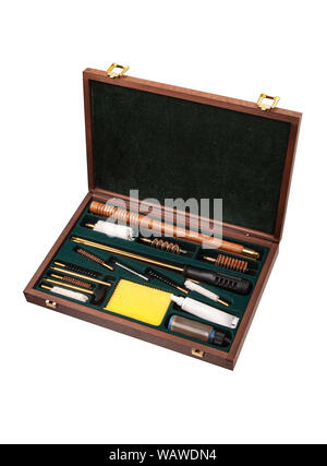Set für die Reinigung von Waffen in einem Holzkasten isoliert auf einem weißen Hintergrund. Waffe care Tools. Luxus Geschenk Set. Stockfoto