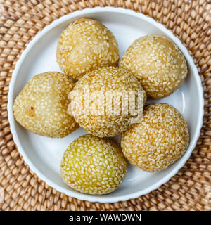 Onde - Onde (ondhe - ondhe), Reis Blume Kugeln beschichtet in Sesam mit grünen Bohnen Pulver oder schwarze klebrige Reis im Inneren. Traditionelle indonesische Dessert. Stockfoto